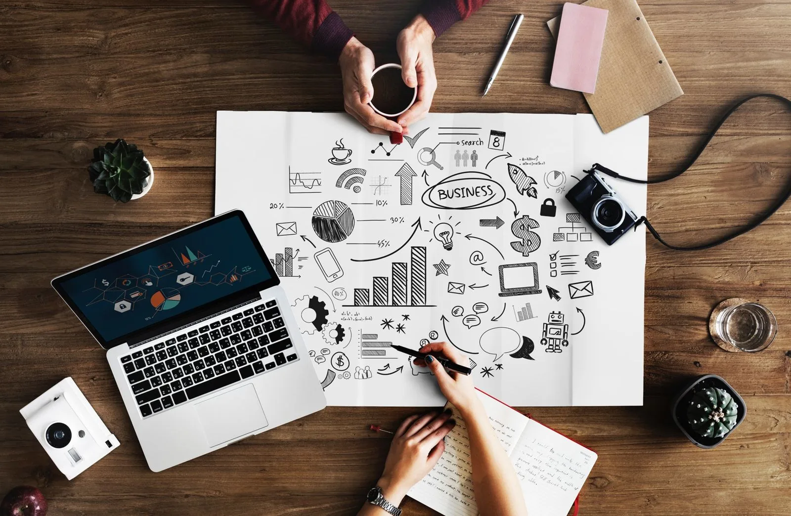 Imagem ilustrativa de pessoas analisando dados e planejando alguma coisa